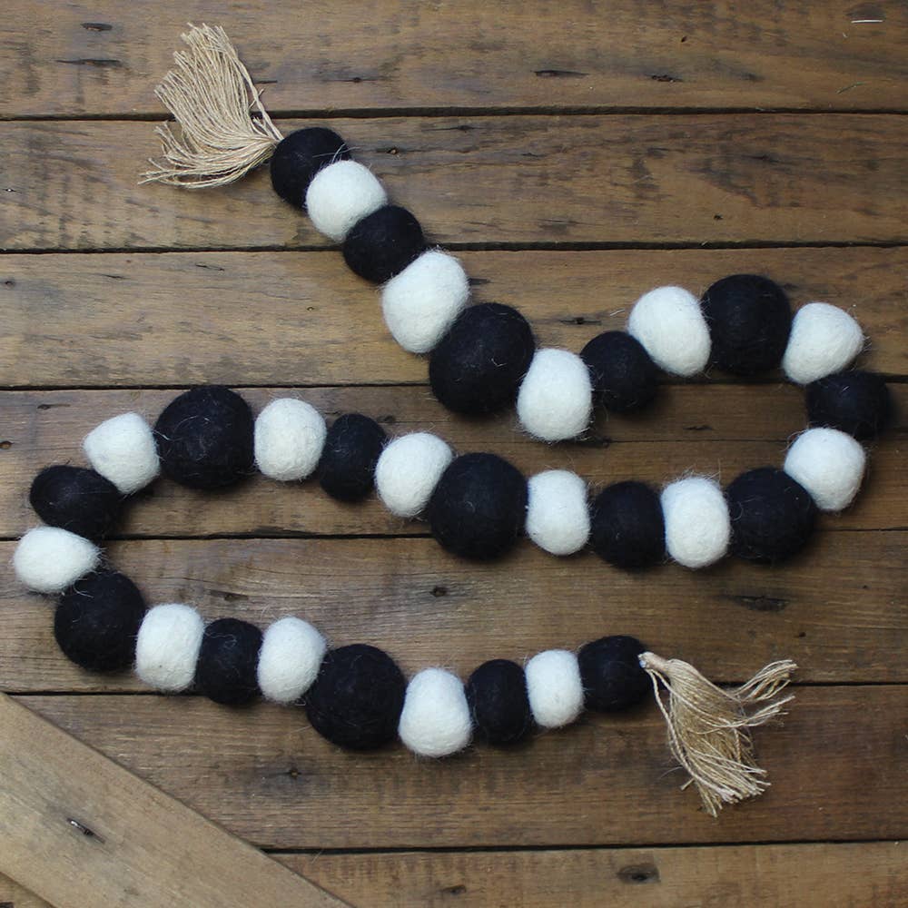 Buffalo Check Felt Black Garland