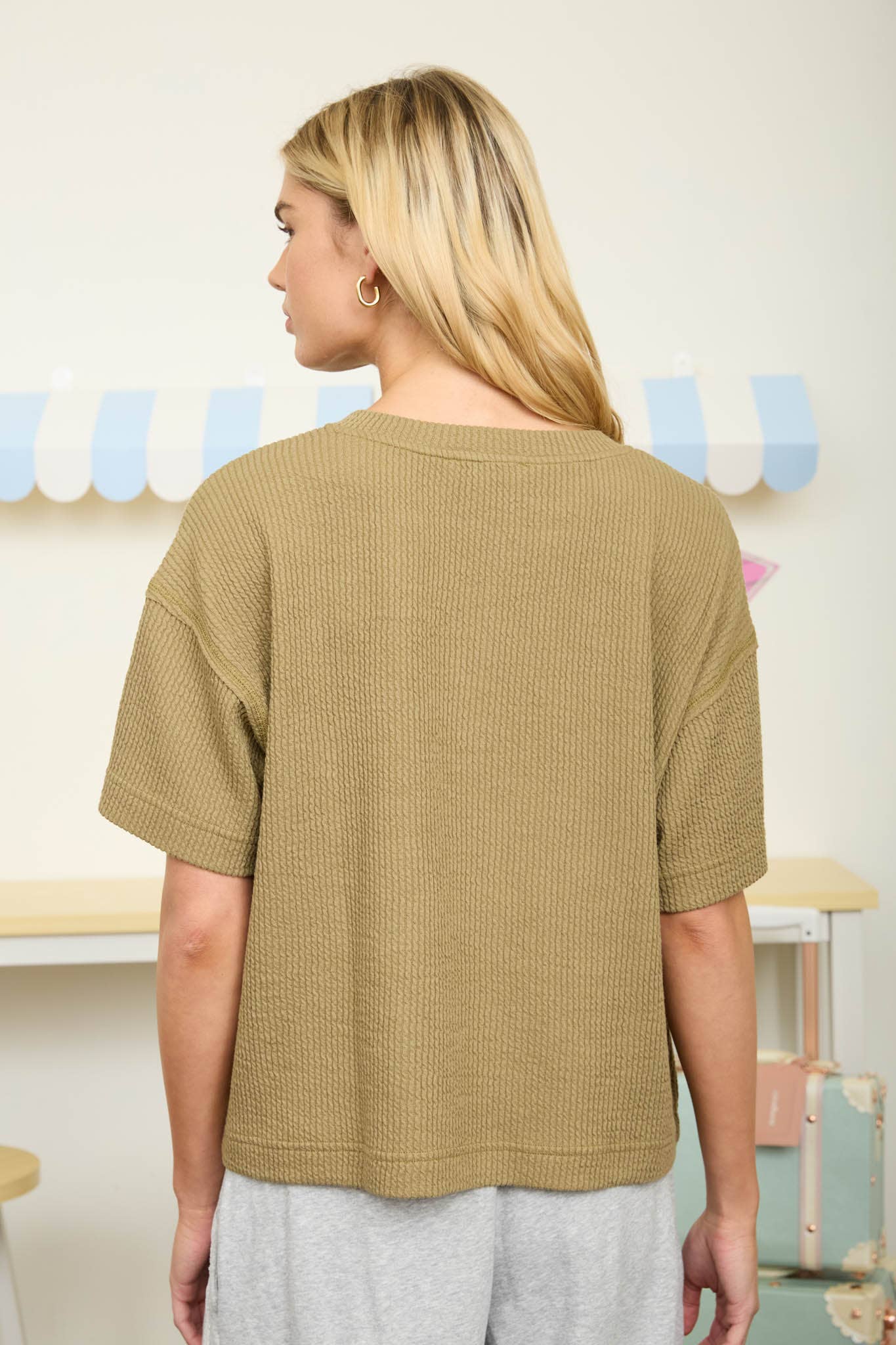 RIBBED SPLIT NECK SHORT SLEEVE BOXY KNIT TOP: NAVY