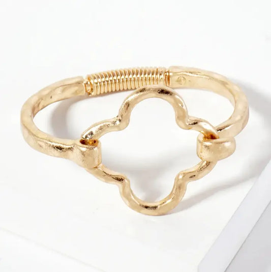Hammered Metal Quatrefoil Hook Clasp Hinged Bracelet: Worn Gold