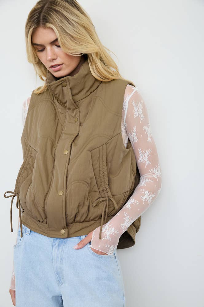 WAVE QUILTED SNAP-FRONT STAND COLLAR VEST: OLIVE