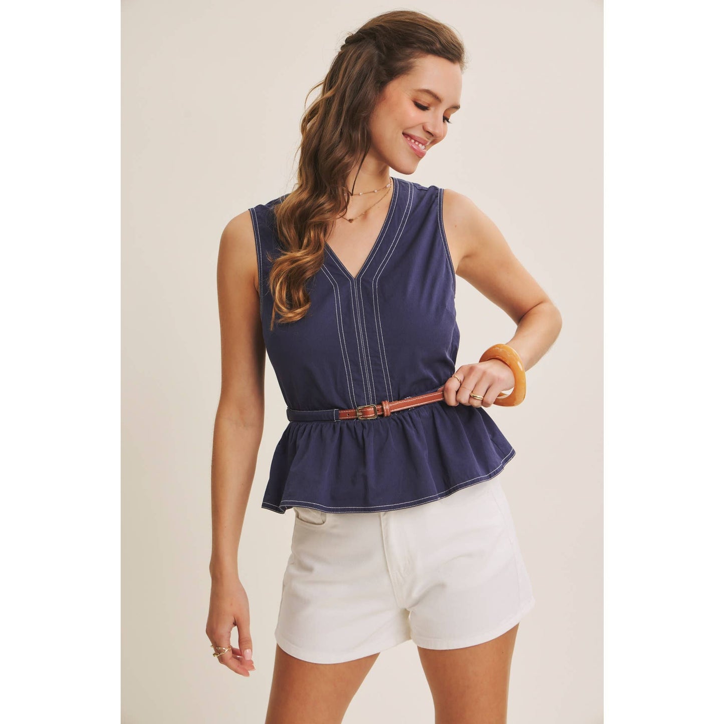 CLASSIC WORKWEAR BELTED COTTON TOP WITH CONTRAST STITCH: OFF WHITE / S