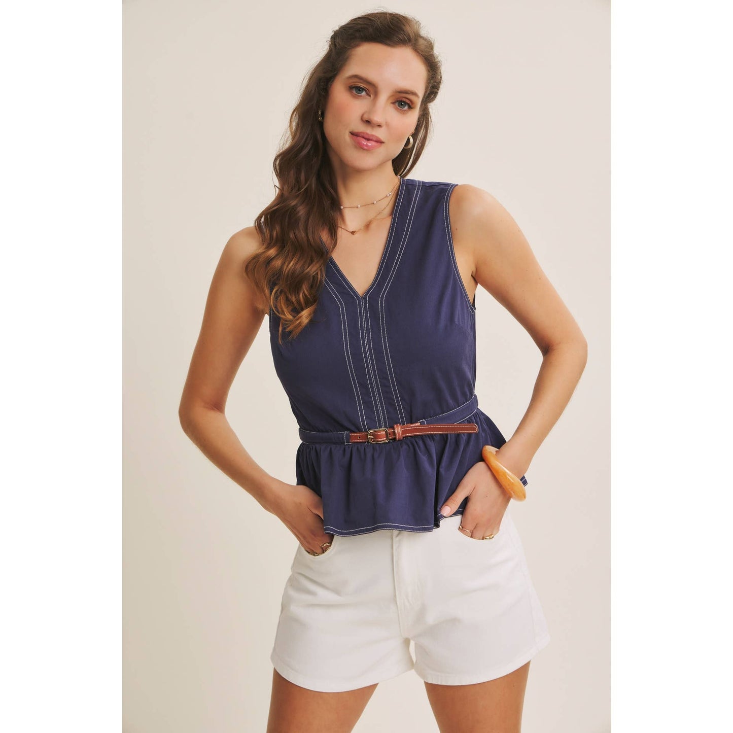 CLASSIC WORKWEAR BELTED COTTON TOP WITH CONTRAST STITCH: OFF WHITE / S