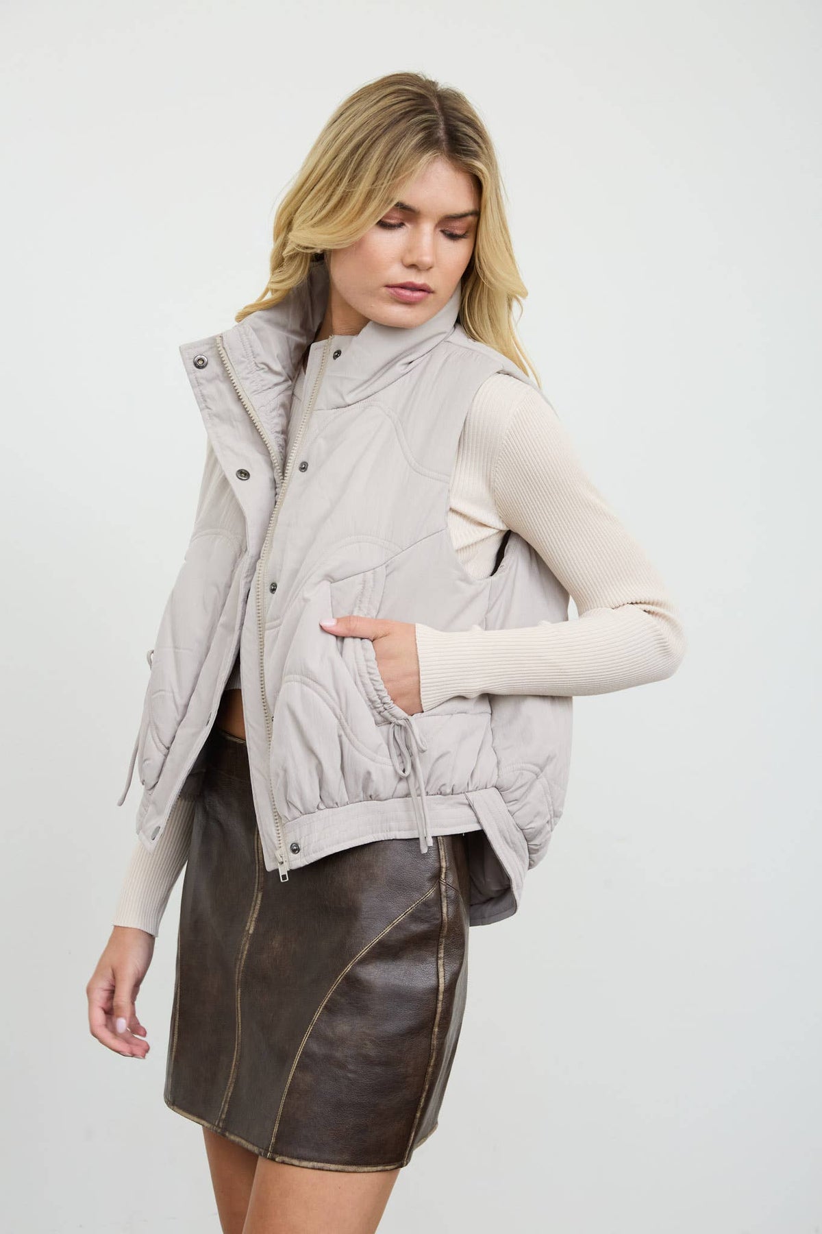 WAVE QUILTED SNAP-FRONT STAND COLLAR VEST: OLIVE