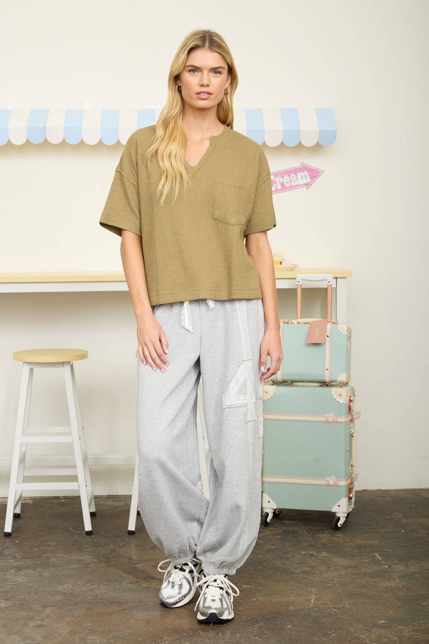 RIBBED SPLIT NECK SHORT SLEEVE BOXY KNIT TOP: NAVY