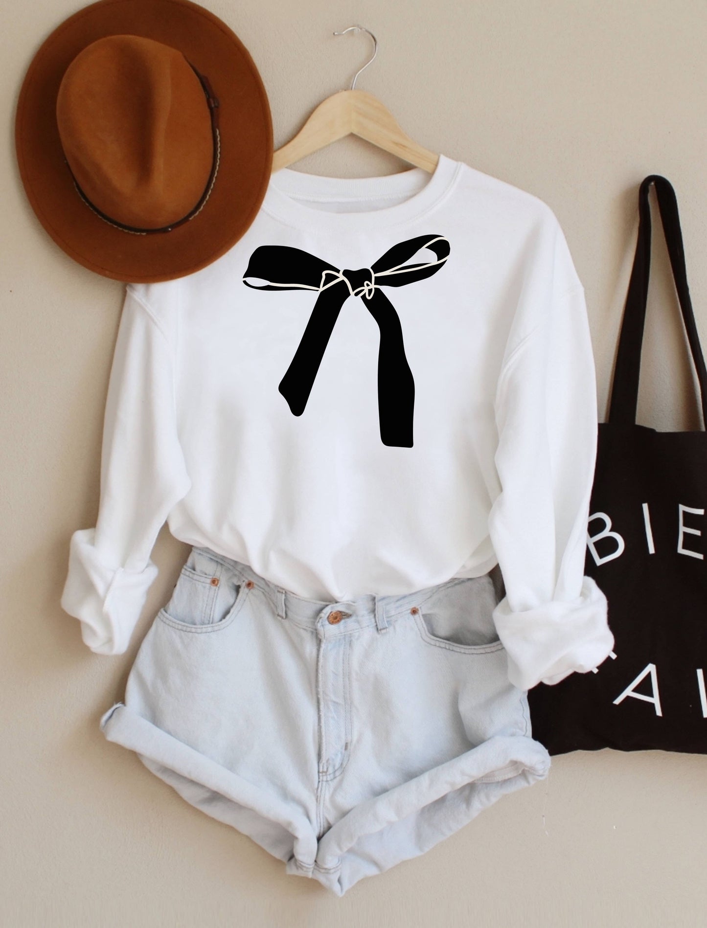 White Bow Ribbon Design Graphic Women's Heavy Blend Sweatshirt