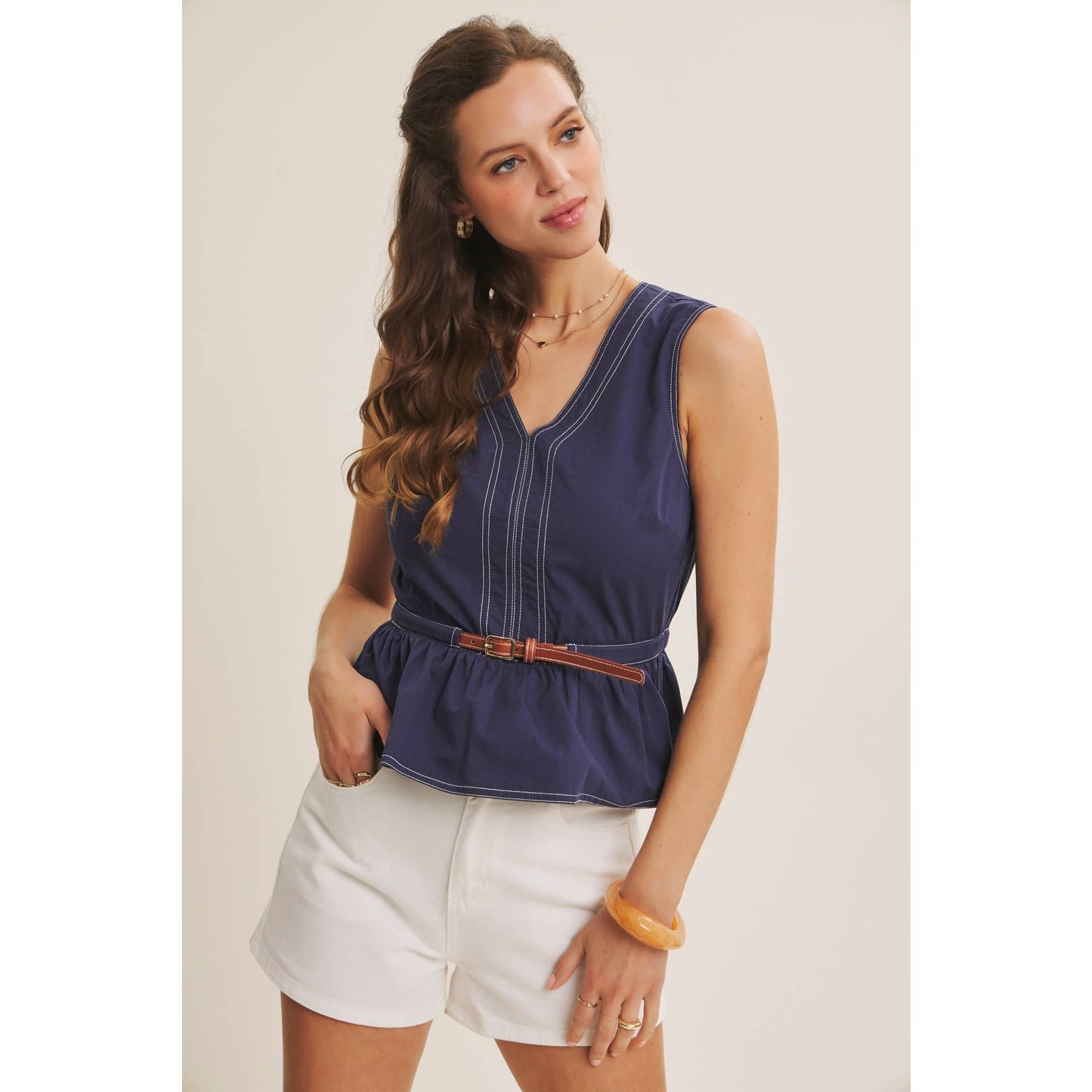 CLASSIC WORKWEAR BELTED COTTON TOP WITH CONTRAST STITCH: OFF WHITE / S