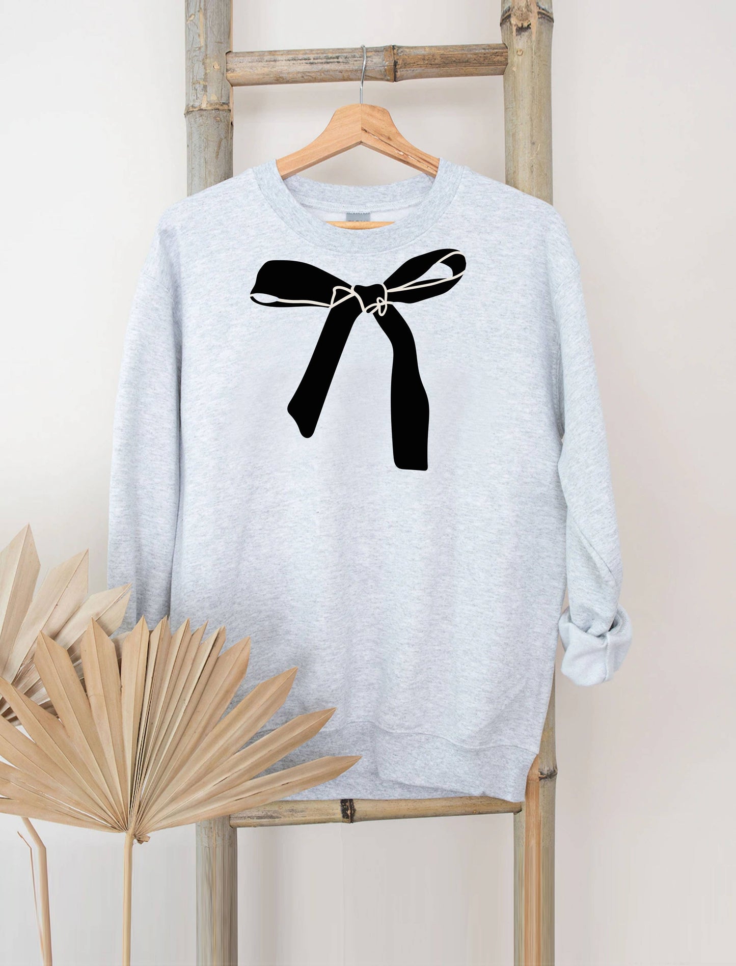 White Bow Ribbon Design Graphic Women's Heavy Blend Sweatshirt