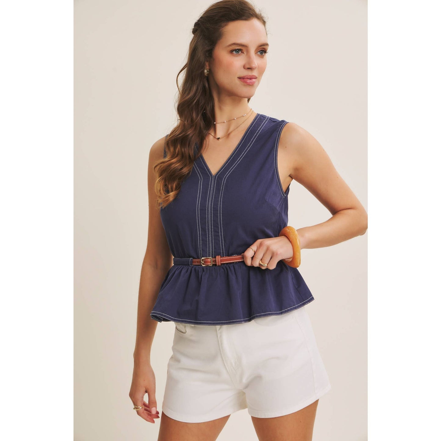CLASSIC WORKWEAR BELTED COTTON TOP WITH CONTRAST STITCH: OFF WHITE / S