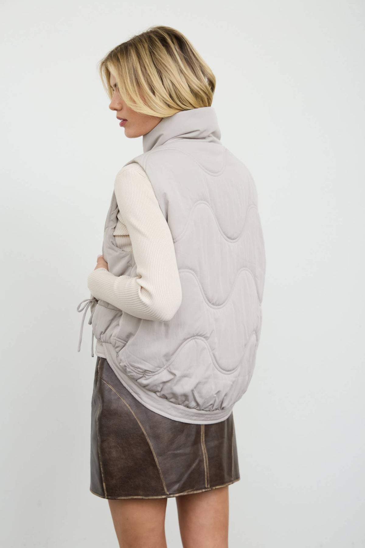 WAVE QUILTED SNAP-FRONT STAND COLLAR VEST: OLIVE